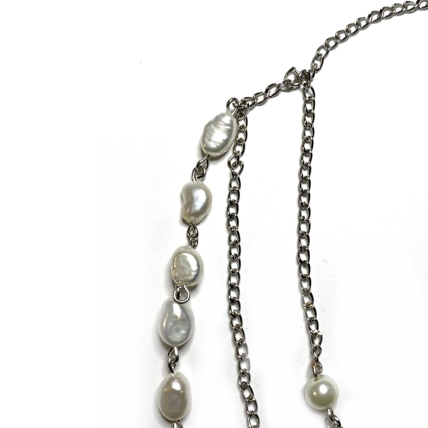 Klok ketting van dichtbij met kralen links