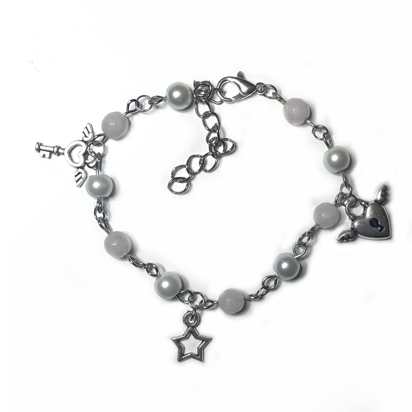 Bracelet with pearls, rosequarts and charms