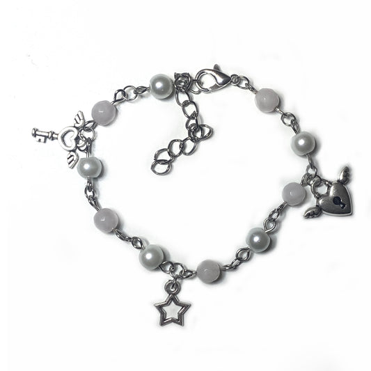 Bracelet with pearls, rosequarts and charms