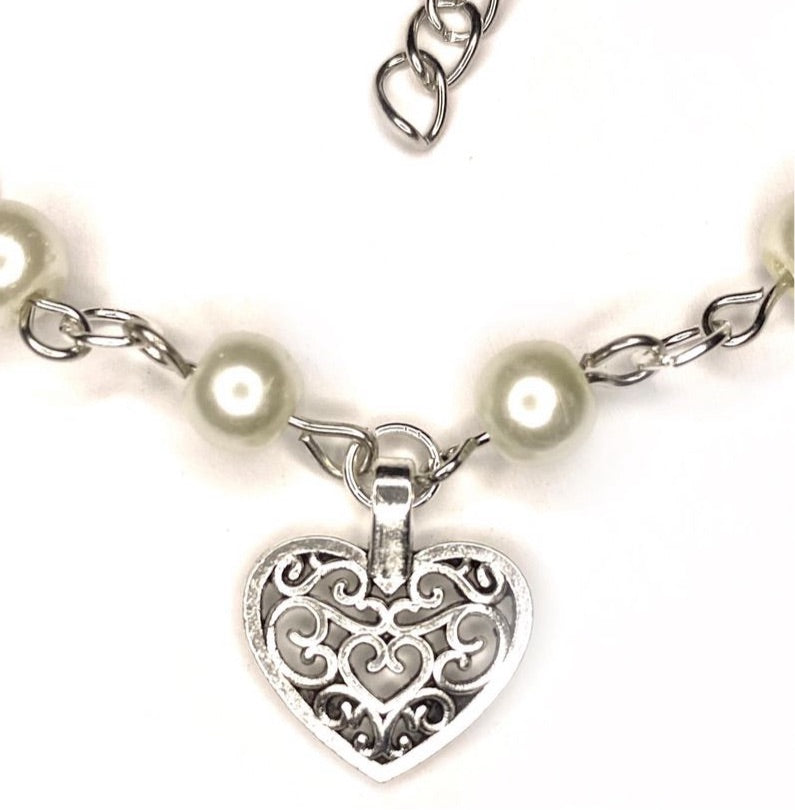 Bracelet with Pearls and a Heart