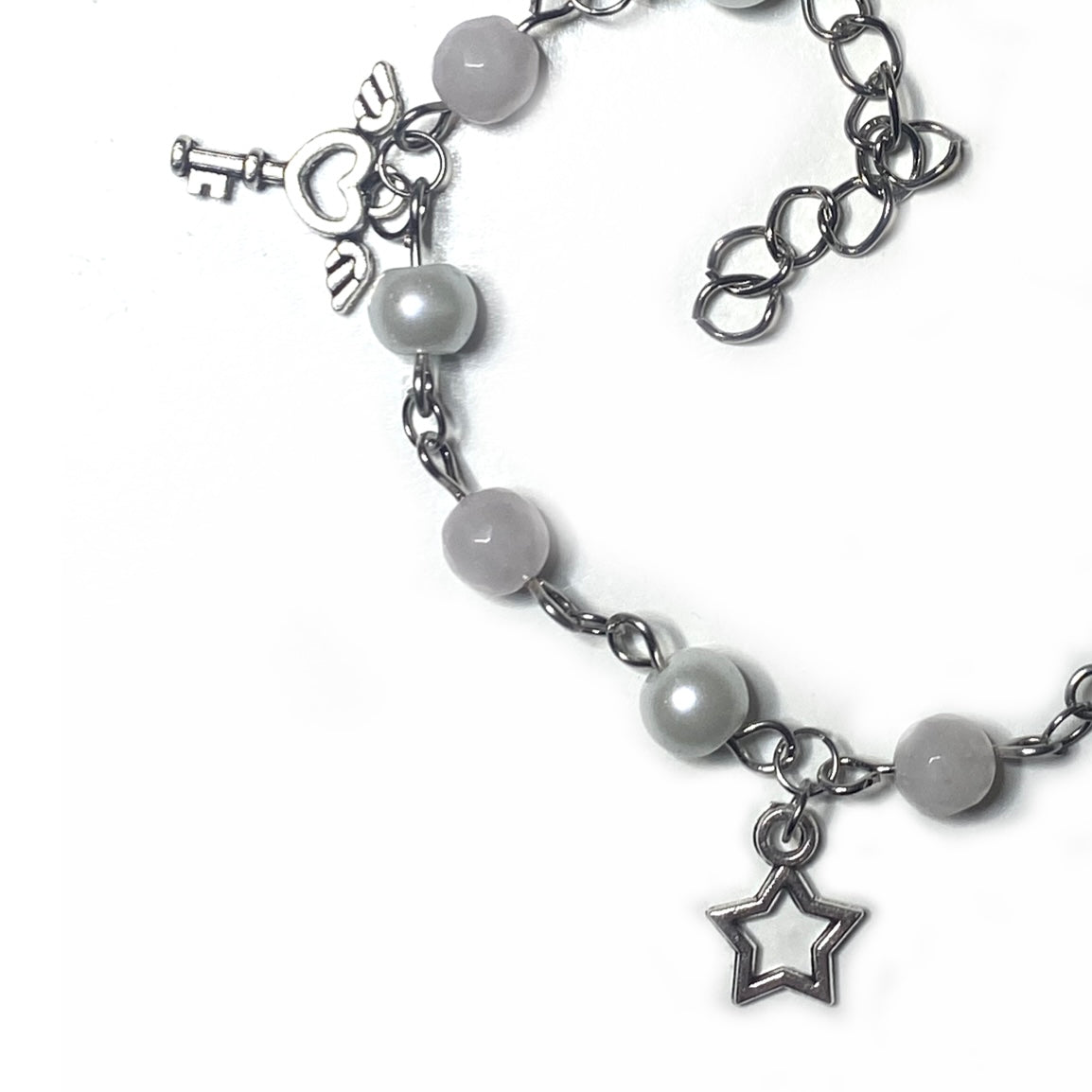 Bracelet with pearls, rosequarts and charms